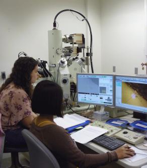 Students in GEOS600 learning the JEOL JXA-8530F