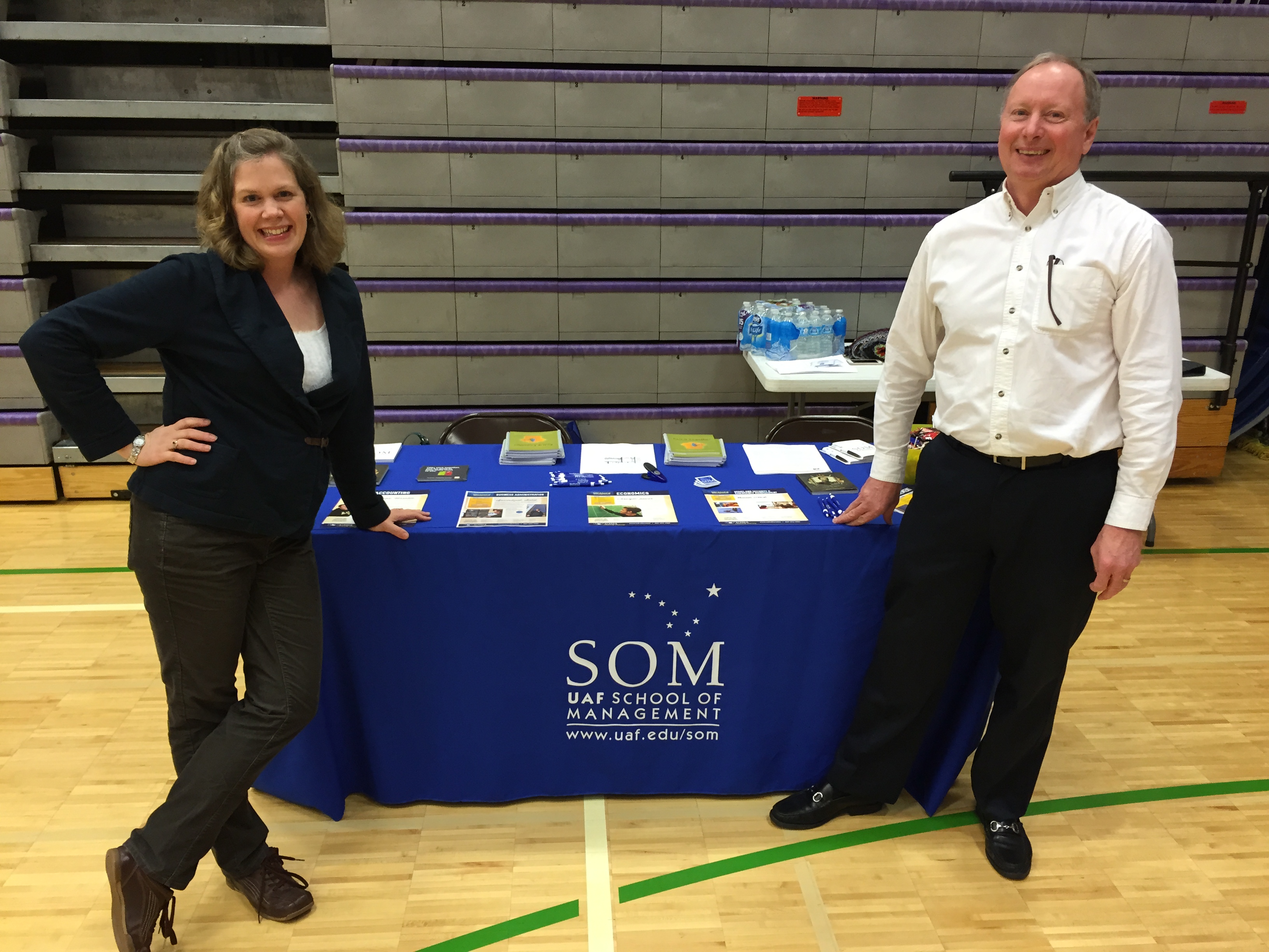 SOM Accounting faculty Amy Cooper and Charlie Sparks at the SOM info table
