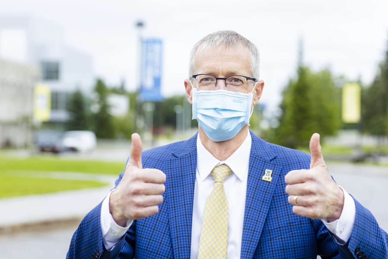 Chancellor Dan White wearing a face mask and giving two thumbs up.