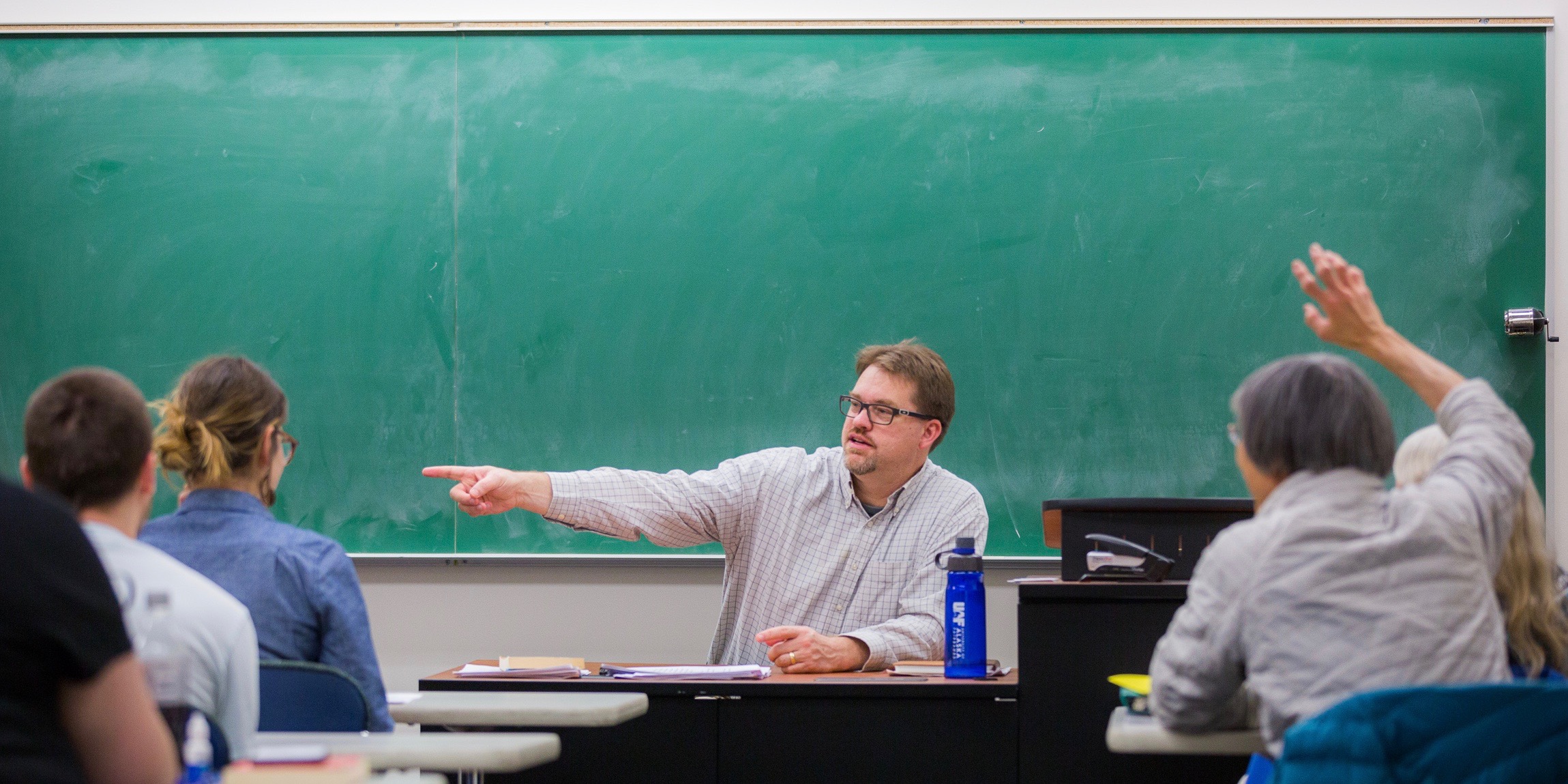Associate Professor Daryl Farmer leads a class. Students are attentive.