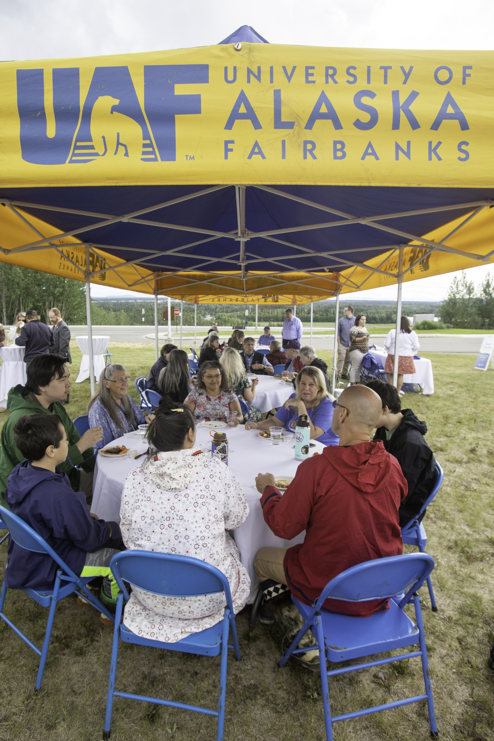 Alumni, family and friends gather for the welcome event at the 2022 Nanook Rendezvous alumni reunion.  UAF photo by Eric Engman.