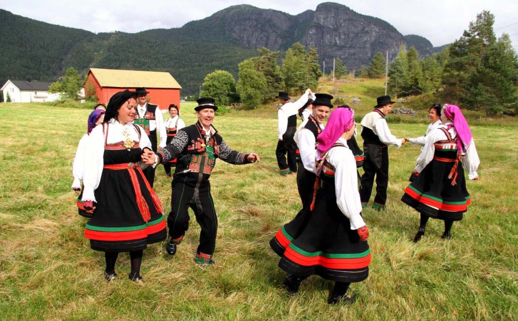 Local traditional dancers performing the Gangar dance of Setesdal in a group. The practitioners wear traditional folk costumes. Photo by Knut Utler, 2012, retrieved from UNESCO Intangible Heritage site