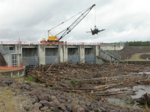 A crane operator removes debris from the floodgates at the Chena River Lakes Flood Control Project in August 2008. Photo by Ned Rozell.