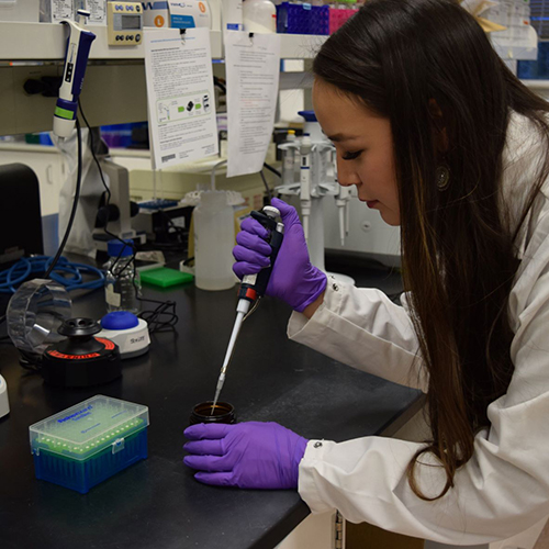 October 2021 BLaST Scholar Samantha Wade working in a lab.