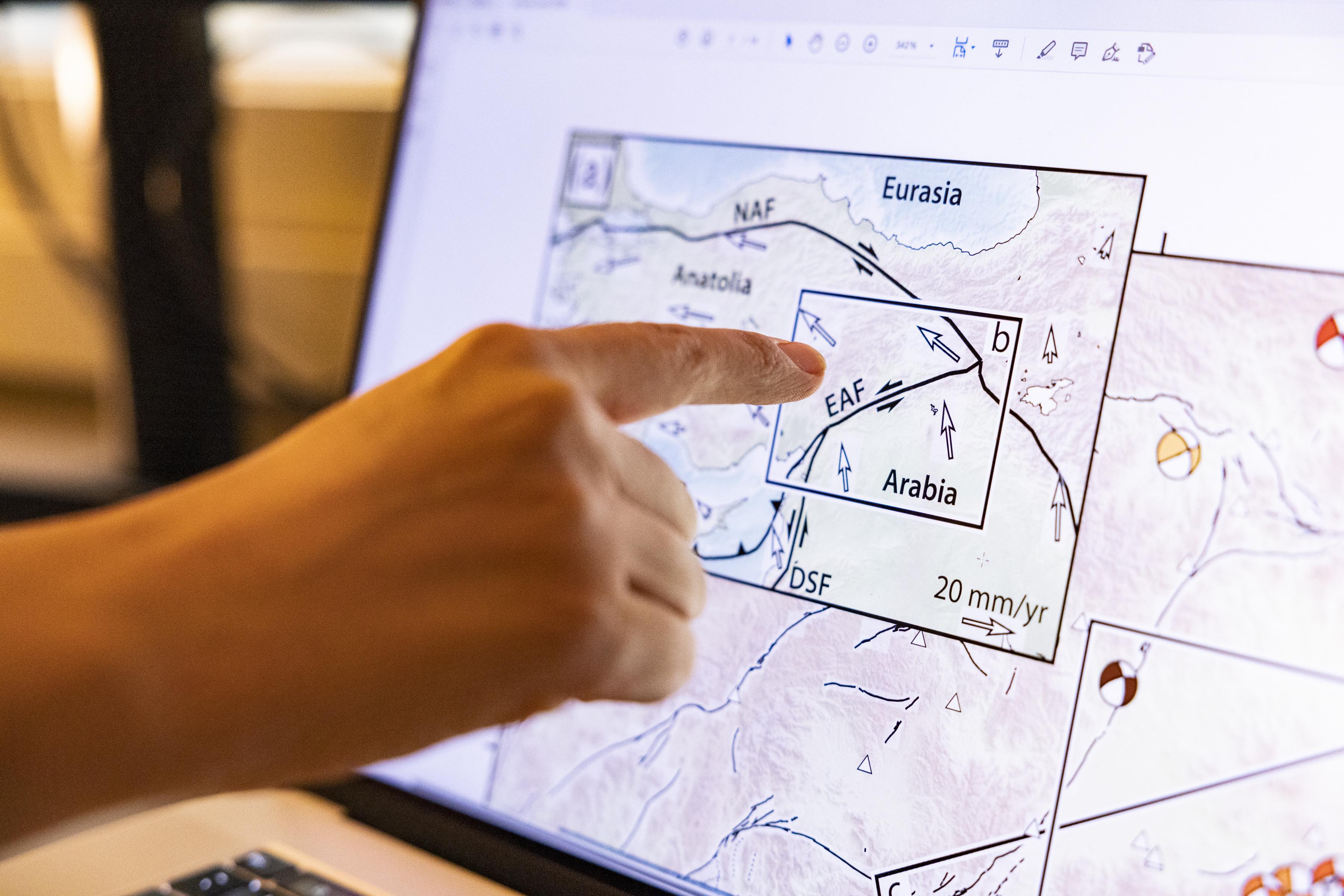 Ezgi Karasözen shows quake area on map