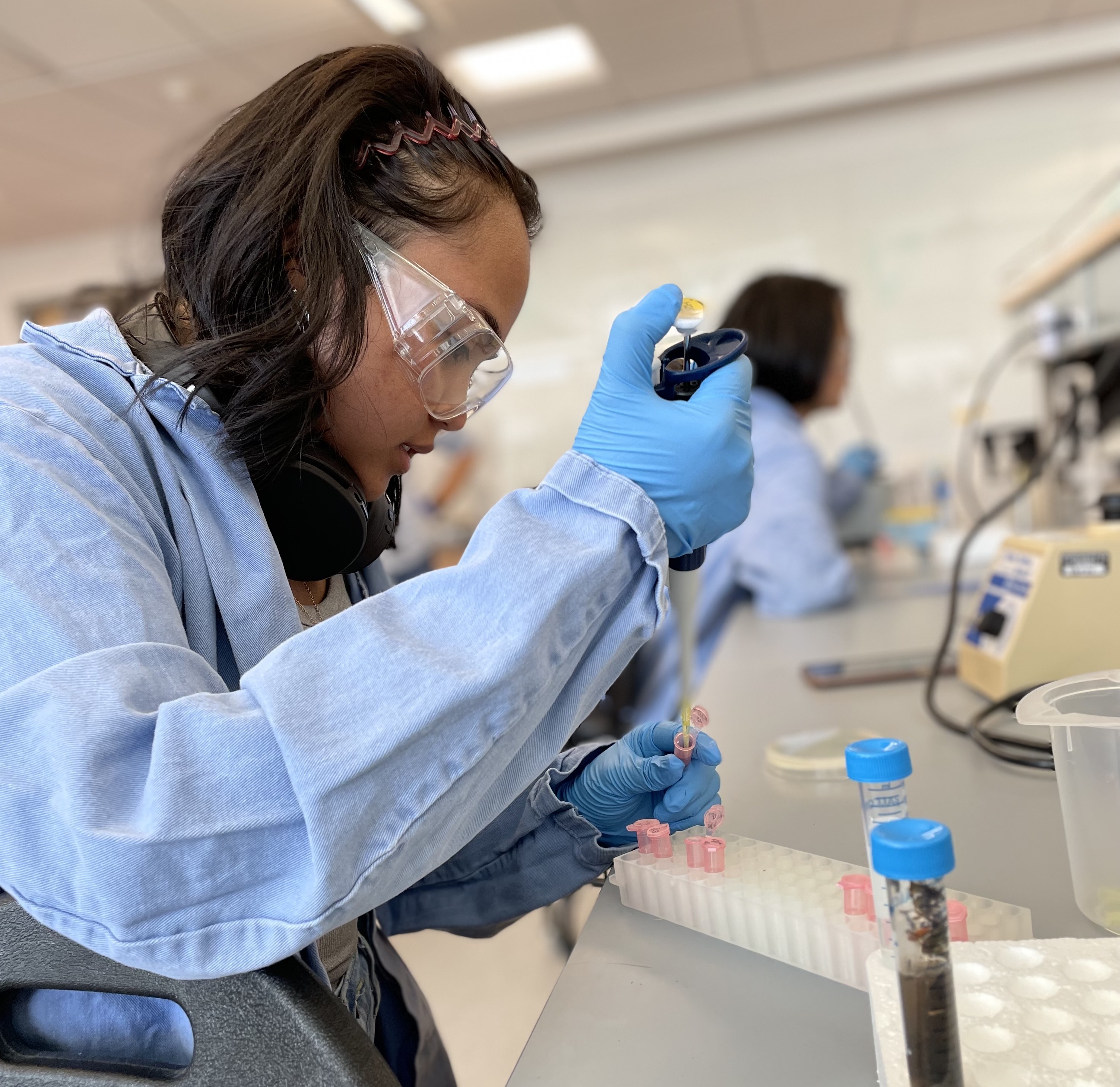 Franchezca Correa pipette