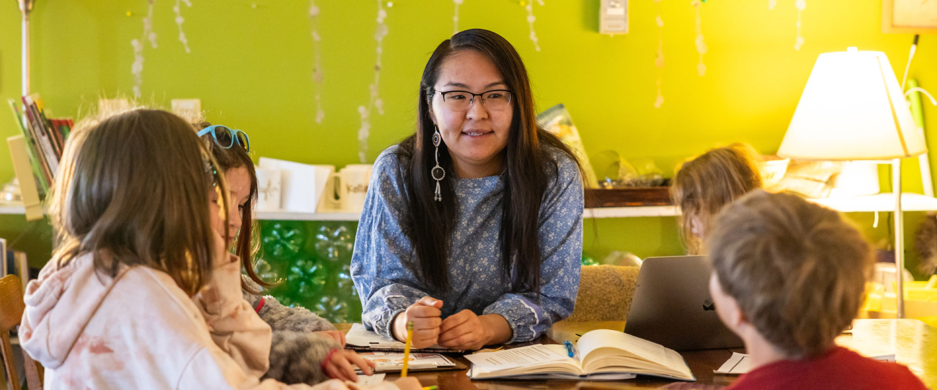 A School of Education student working as a teaching assistant in an elementary school